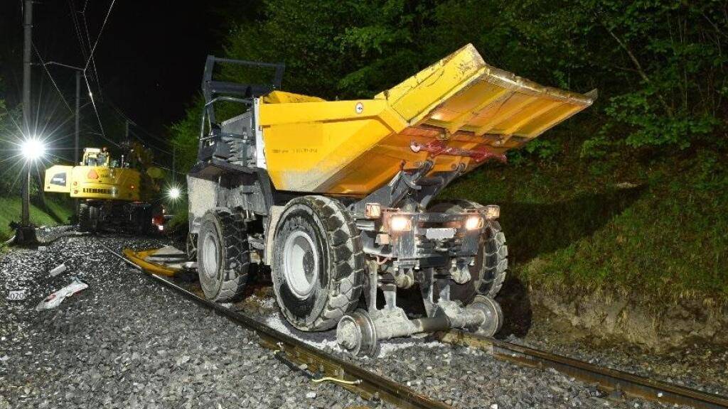 Beim Zusammenstoss zwischen Dumper und Bagger auf dem Bahngleis verletzten sich drei Personen, eine davon schwer.