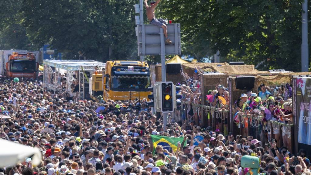 Die Zürcher Street Parade zieht jeweils hunderttausende Tanzfreudige an. Bei der letzten Ausgabe 2024 zählten die Organisatoren 920'000. (Archivbild).