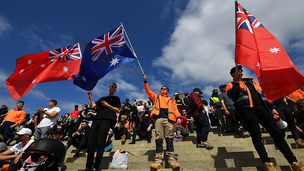 Protesters gather at the Shrine of Remembrance as they rally against mandatory Covid-19 vaccinations and a two week shutdown of the construction industry, in Melbourne, Wednesday, September 22, 2021.  (AAP Image/James Ross) NO ARCHIVING
