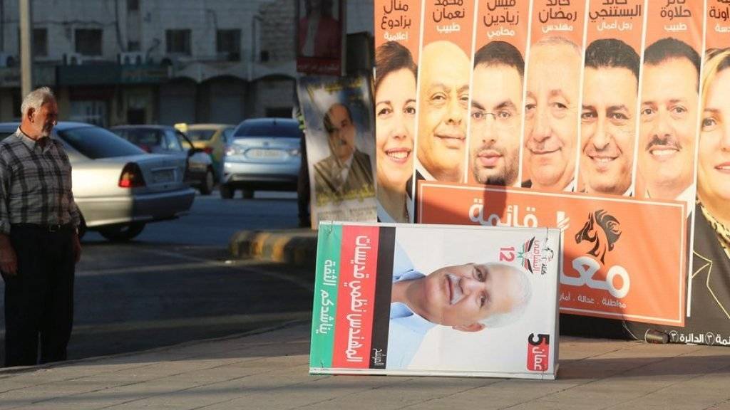 Ein Mann betrachtet Wahlplakate in Jordaniens Hauptstadt Amman. Die Jordanier wählen ein neues Parlament. Dieses verfügt im Königreich indes nur über beschränkte Befugnisse. (Archiv)