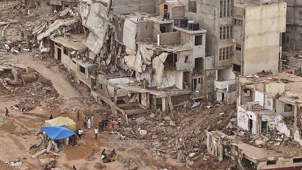 dpatopbilder - Retter und Angehörige von Opfern errichten Zelte vor eingestürzten Gebäuden. Foto: Muhammad J. Elalwany/AP