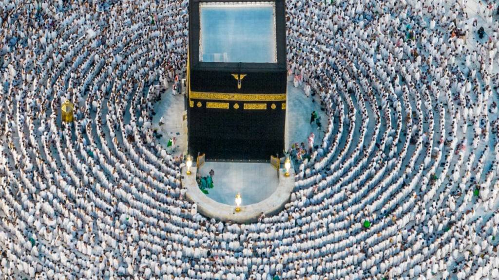 ARCHIV - Muslime beten um die Kaaba in der Großen Moschee in der heiligen Stadt Mekka (Archivbild). Foto: -/Saudi Press Agency/dpa