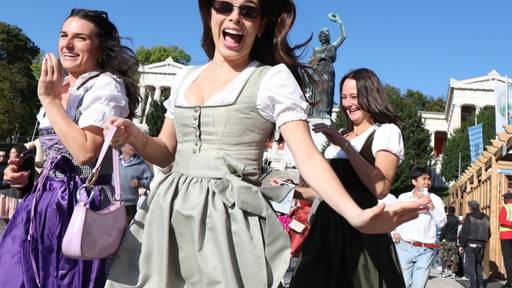Erste Gäste stürmen Münchner Oktoberfest