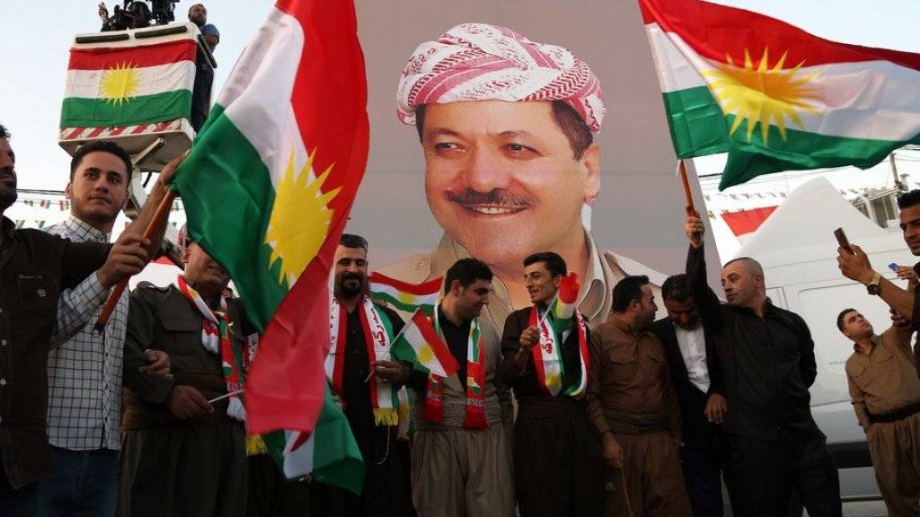 Irakische Kurden in Erbil mit einem Porträt ihres Präsidenten Massud Barsani. (Archivbild)
