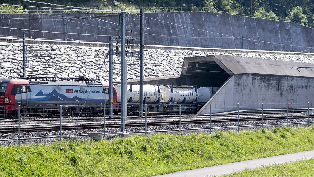 Ein Güterzug fährt am Mittwoch durch die Oströhre in den Gotthard-Basistunnel bei Erstfeld im Kanton Uri.