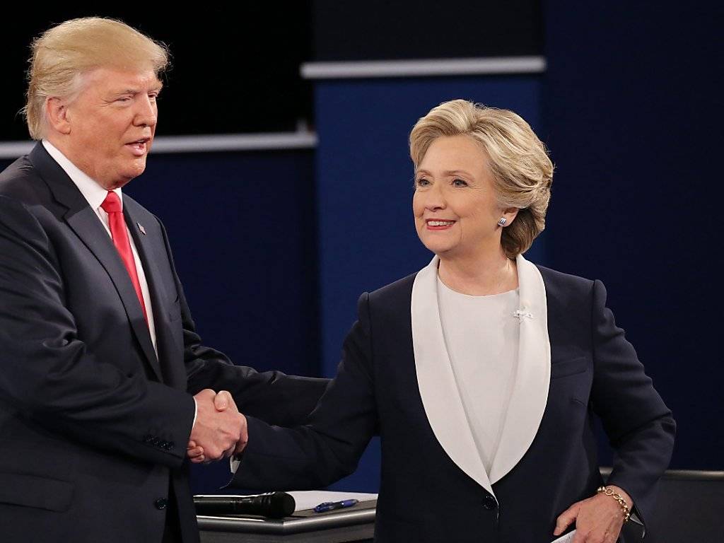 Bloss nicht in die Augen schauen: Trump und Clinton beim Handschlag nach der jüngsten TV-Debatte.