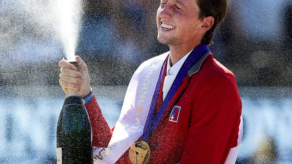 Die Champagner-Dusche für den Europameister Martin Fuchs.