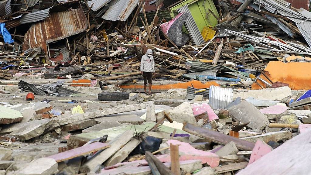 Die Zahl der Todesopfer bei der Erdbeben-/Tsunami-Katastrophe in Indonesien ist laut offiziellen Angaben auf über 1600 gestiegen.