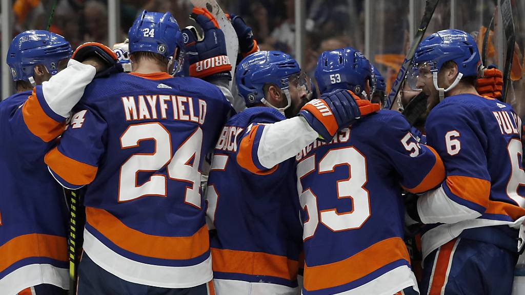 Die Spieler der New York Islanders feiern den zweiten Sieg und den Ausgleich in der Serie gegen die Lightning