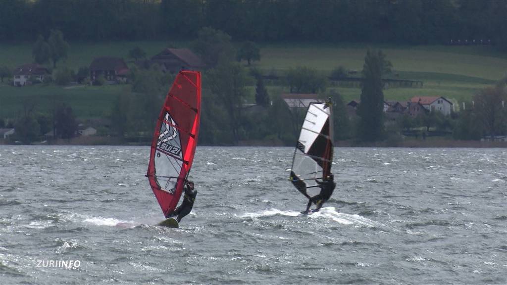 Sturm entzückt Windsurfer auf Sempachersee