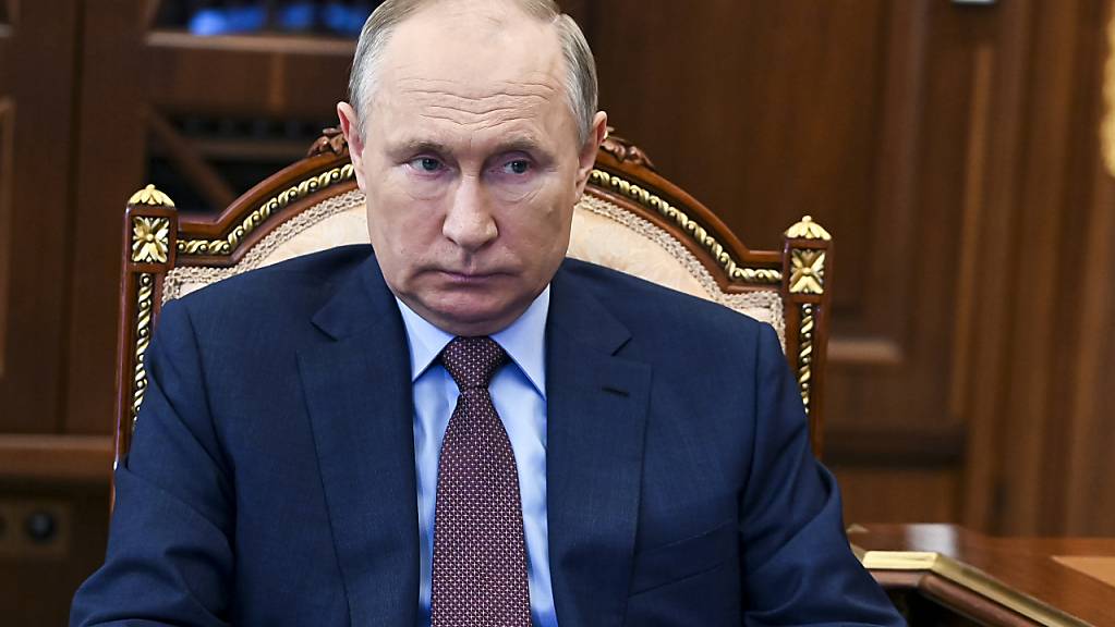 Russlands Präsident Wladimir Putin während eines Treffens. Angesichts der hohen Corona-Infektionszahlen hat Putin ab Ende Oktober eine arbeitsfreie Woche in seinem Land angeordnet.