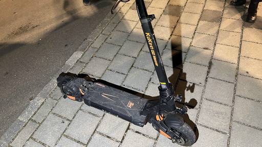 Zu zweit auf dem E-Scooter: Fahrer kracht in geparkte Autos, Mitfahrer schwer verletzt