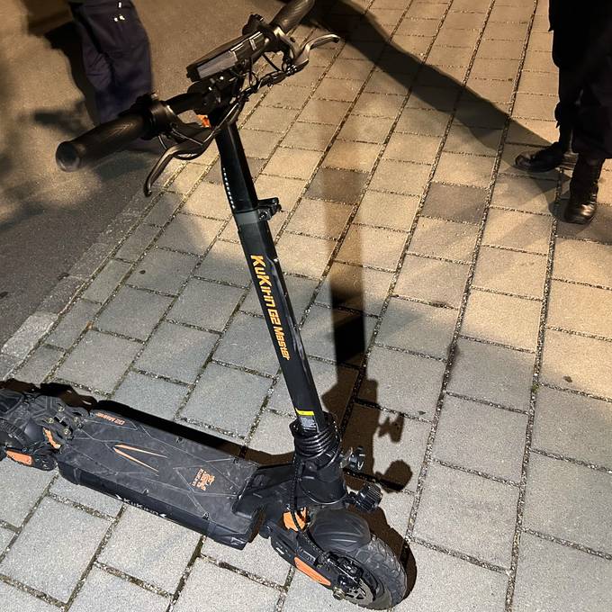 Zu zweit auf dem E-Scooter: Fahrer kracht in geparkte Autos, Mitfahrer schwer verletzt