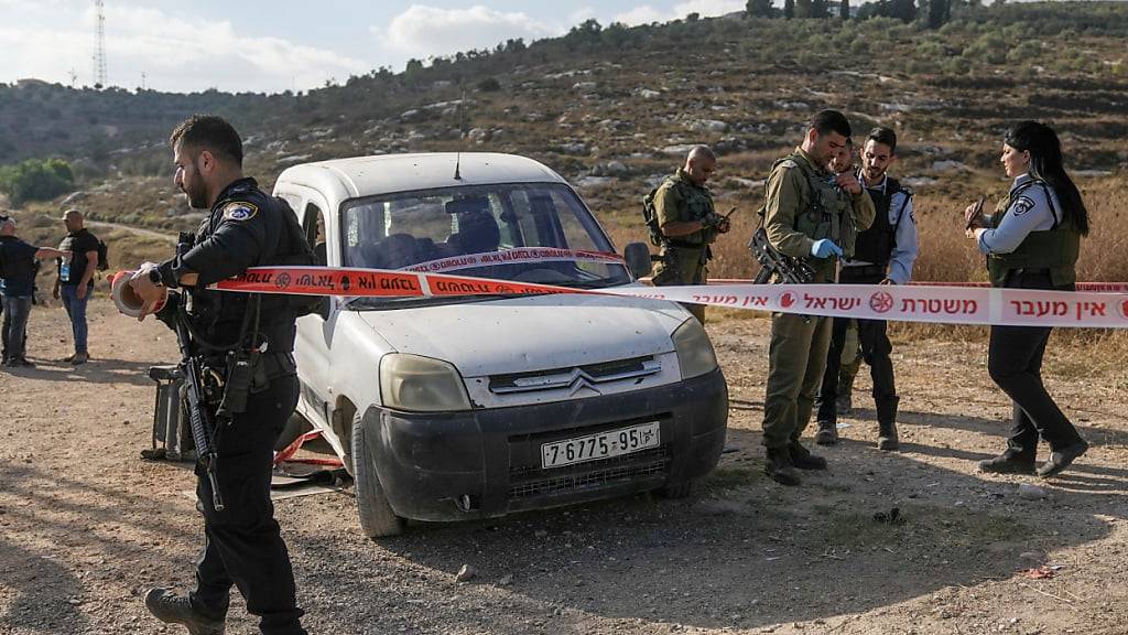 ARCHIV - Israelische Soldaten untersuchen das Auto eines palästinensischen Angreifers am Schauplatz eines Angriffs in der Nähe der israelischen Siedlung Kedumim im Westjordanland. Bei einem Angriff im Westjordanland ist ein Israeli getötet worden. Foto: Mahmoud Illean/AP/dpa