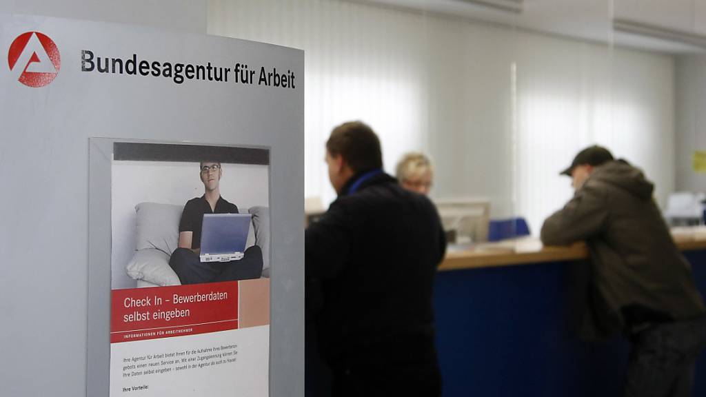 In Deutschland ist die Zahl der Arbeitslosen im August angestiegen. Allerdings erhöhte sich die Arbeitslosigkeit verglichen mit Juli in etwa so wie das jeweils vor den Sommerferien üblich ist. (Archivbild)