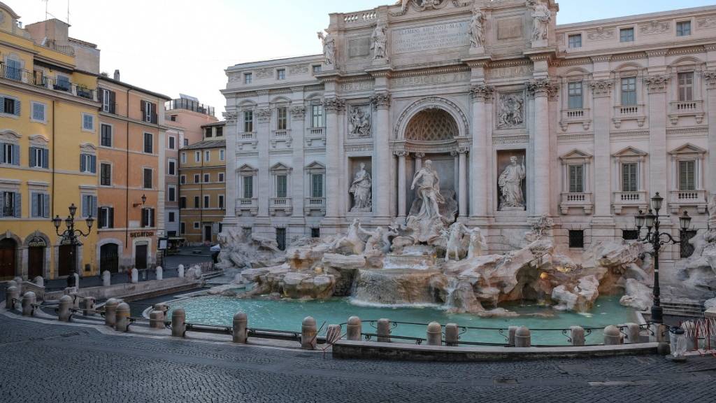 Die Touristen bleiben weg, die Wirtschaft stürzt in die Rezession: keine Touristen beim Römer Trevi-Brunnen (Bild vom März 2020).