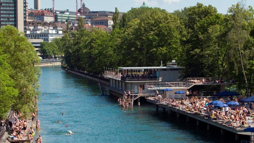 Bei einem Badeunfall in der Limatt in Zürich ist am Mittwochabend ein 25-jähriger Mann gestorben. (Symbolbild)