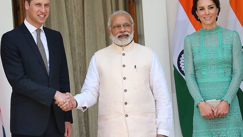 Da muss Prinz William durch: Indiens Premier Modi scheint einen ausserordentlich kräftigen Händedruck zu haben. Kate kommt um die kraftvolle Begrüssung herum.
