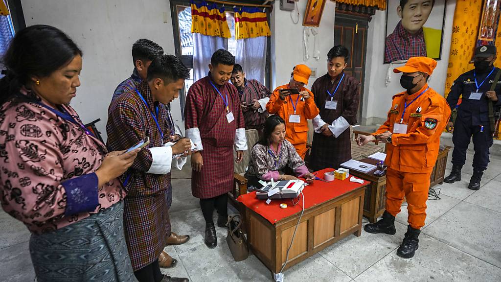 Wahlhelfer entsiegeln eine elektronische Wahlmaschine, um die Stimmen nach der Parlamentswahl auszuzählen. In dem Binnenstaat im östlichen Himalaya-Gebirge wird ein neues Parlament gewählt. Die Parteien, die sich zur Wahl stellen, versprechen, die Wirtschaftskrise des Landes zu lösen. Foto: Anupam Nath/AP/dpa