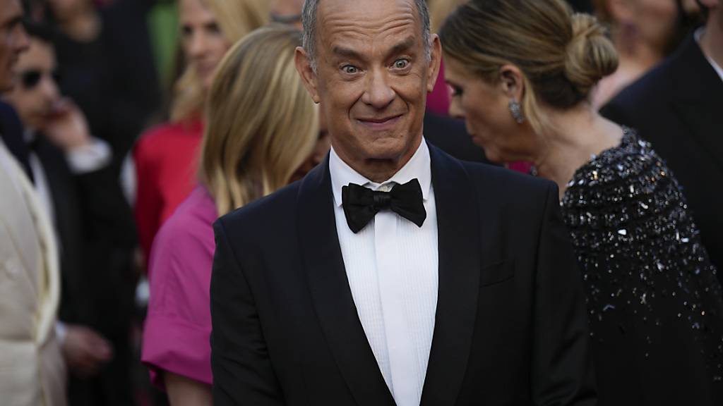 ARCHIV - «Vielleicht ist es dann die beste Lösung, (...) den ersten wirklich außerirdisch geborenen Menschen willkommen zu heißen»: Tom Hanks. Foto: Daniel Cole/AP/dpa