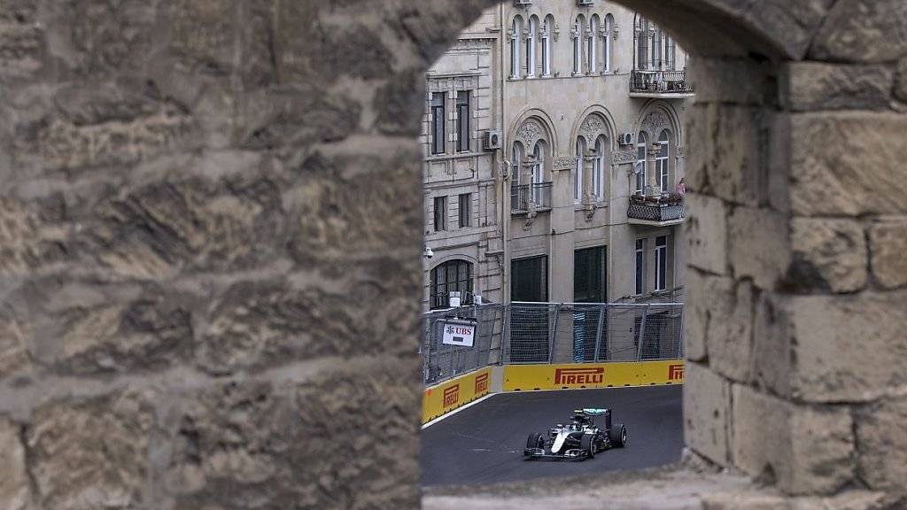 Nico Rosberg in seinem Mercedes in der Altstadt von Baku