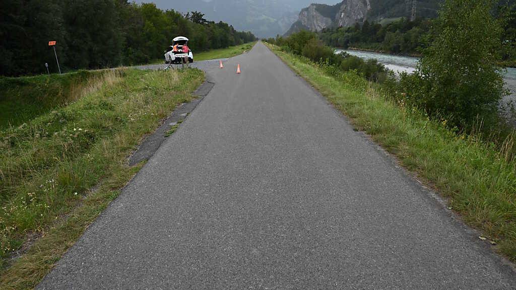 Hier auf dem Rheindamm bei Bad Ragaz SG verletzte sich die Sechsjährige nach dem Überholmanöver eines Rennvelofahrers.