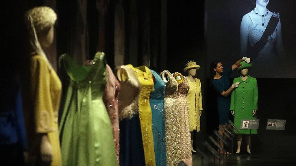 Blick in die Buckingham-Ausstellung mit 150 Kleidern der Queen aus 90 Jahren.