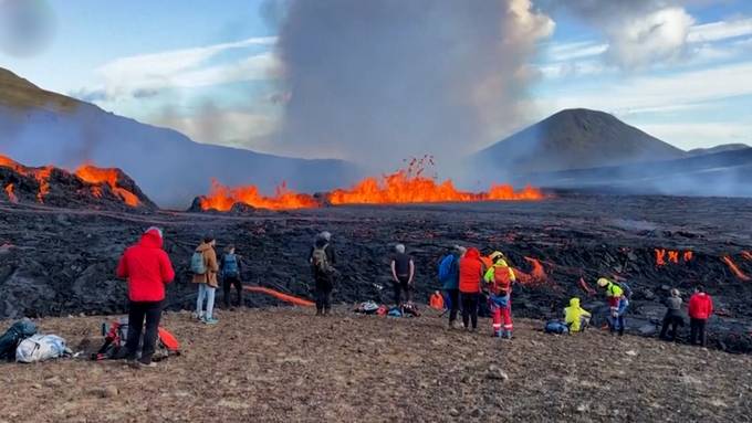 Natur-Spektakel – auf Island sprudelt Lava aus dem Boden