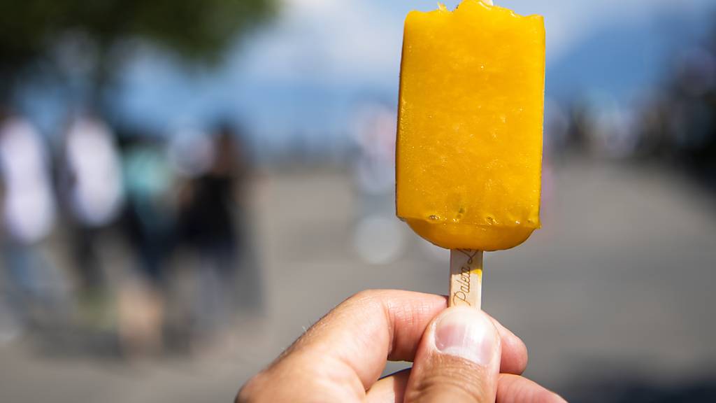 Im warmen und langen Sommer ist die Lust der Schweizerinnen und Schweizer auf Glace gross geblieben. Im dritten Quartal 2023 kauften sich die Menschen hierzulande fast gleich viele Cornets, Stileis und Eisbecher wie im Vorjahr. (Archivbild)