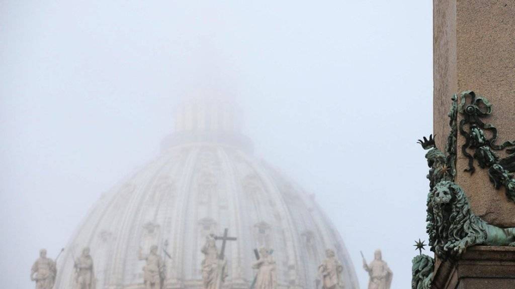 Die Kuppel des Petersdoms im Vatikan im Morgennebel