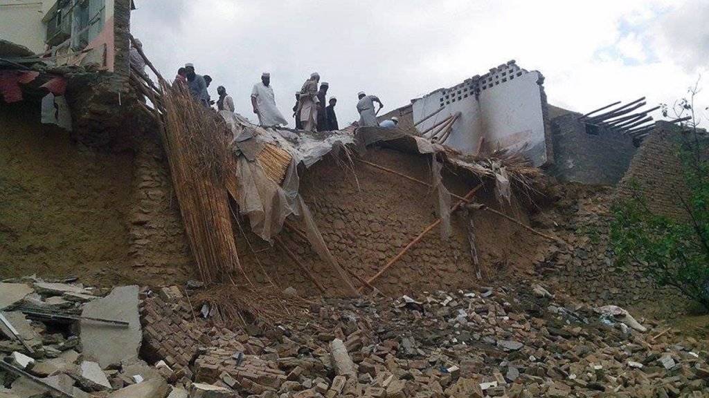 Vom Erdbeben zerstörte Häuser in den pakistanischen Stammesgebieten nahe der Grenze zu Afghanistan