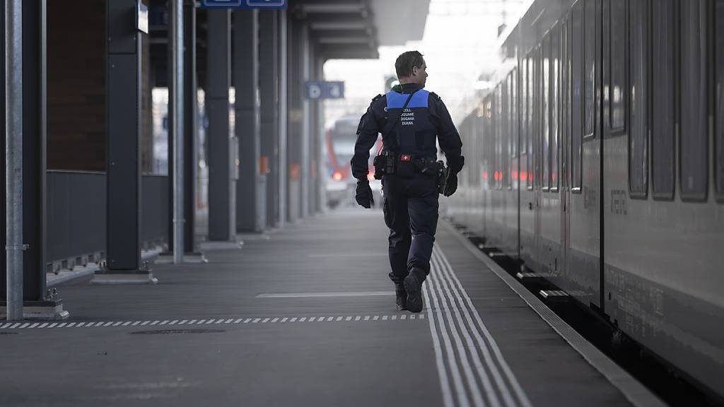 Ein Grenzwächter führt im Bahnhof Chiasso TI eine Kontrolle durch. (Archivaufnahme)