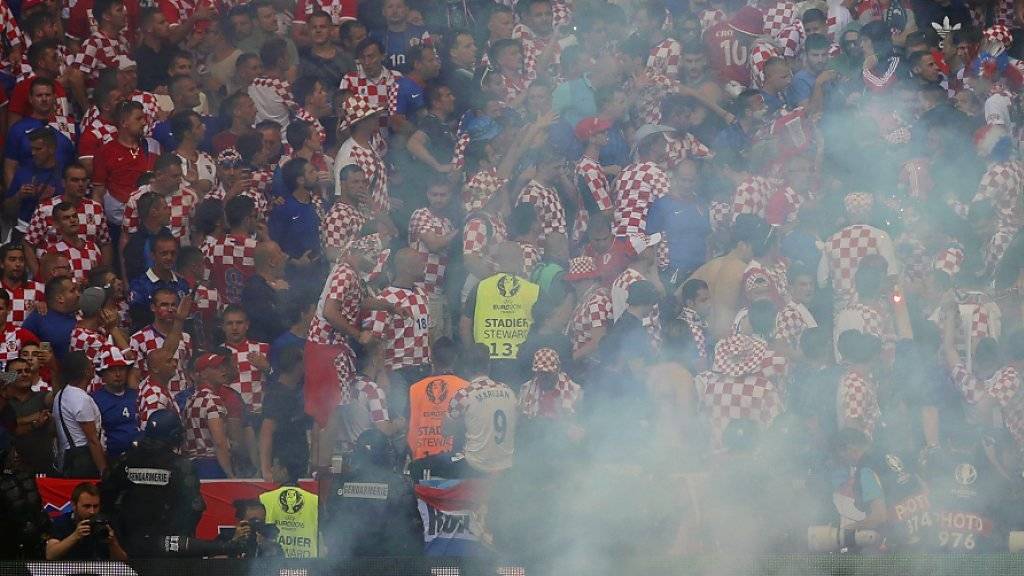 Kroatische Anhänger warfen am letzten Freitag im EM-Spiel gegen Tschechien (2:2) bengalische Fackeln auf das Spielfeld