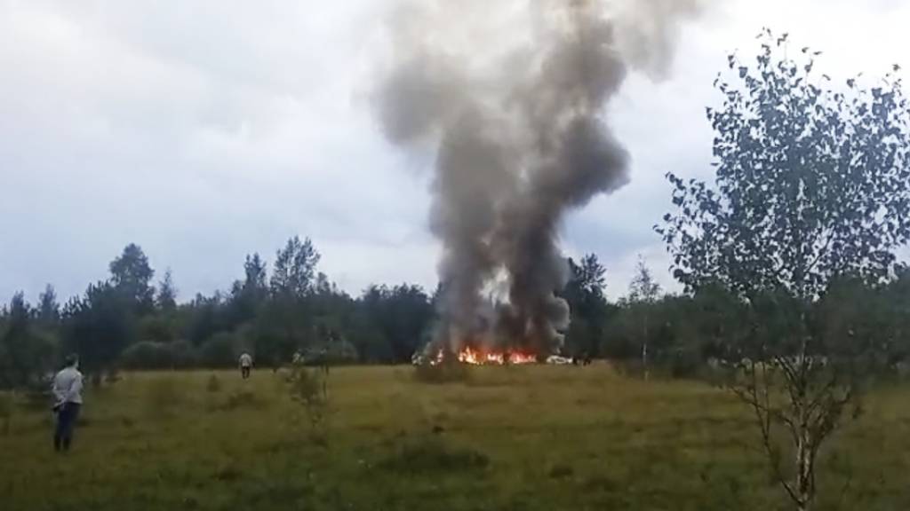 SCREENSHOT - Rauch und Flammen steigen aus einem abgestürzten Privatjet. Der russische Söldnerführer Jewgeni Prigoschin soll in dem Flugzeug gewesen sein. Foto: Uncredited/AP/dpa