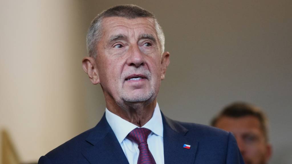 Der Vorsitzende der Oppositionsbewegung «ANO» (JA), Andrej Babis, kommt zur Stimmabgabe in einem Wahllokal in Ostrava. Foto: Petr David Josek/AP/dpa