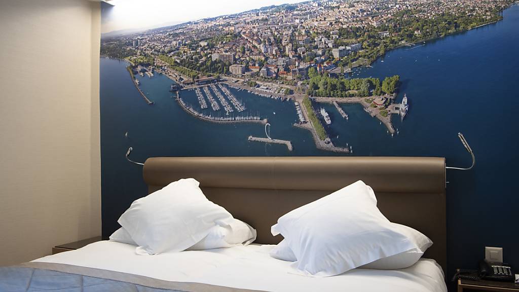 Wird auch in den Kantonen Genf und Wallis Realität: Leeres Zimmer in einem geschlossenen Hotel, hier in Lausanne.