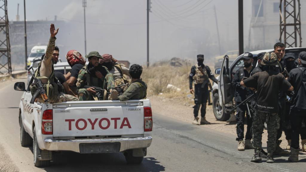 ARCHIV - Syrische Regierungstruppen sammeln sich in einem Dorf am Rande der Stadt Suweida. Foto: Ghaith Alsayed/AP/dpa