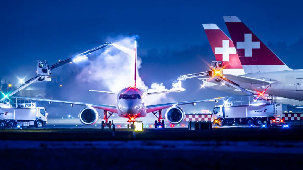Aufgrund der Wetterverhältnisse musste die Swiss im neuen Jahr bereits zahlreiche Flüge streichen (Im Bild: Maschine der Swiss bei der Enteisung am 7. Januar in Kloten ZH).