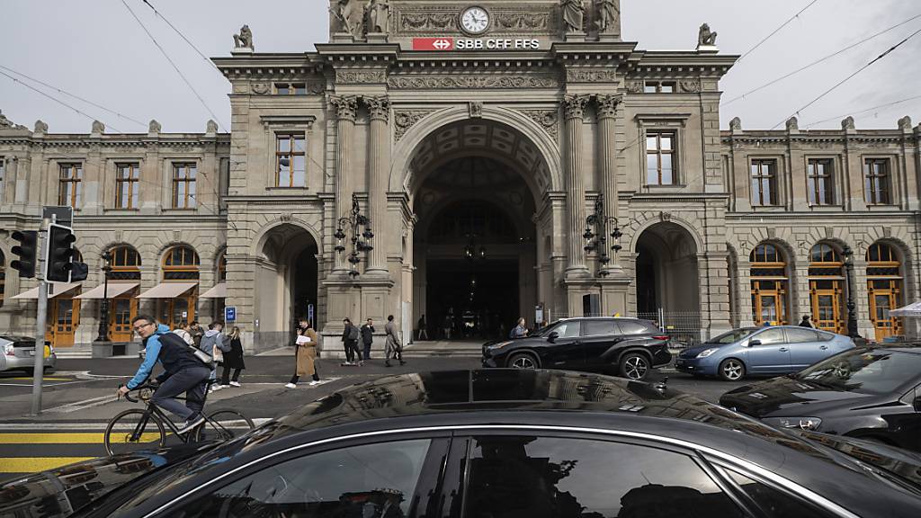 Die Polizei verhaftete in der Nacht auf Samstag am Zürcher Hauptbahnhof fünf mutmassliche Taschendiebe. (Archivbild)