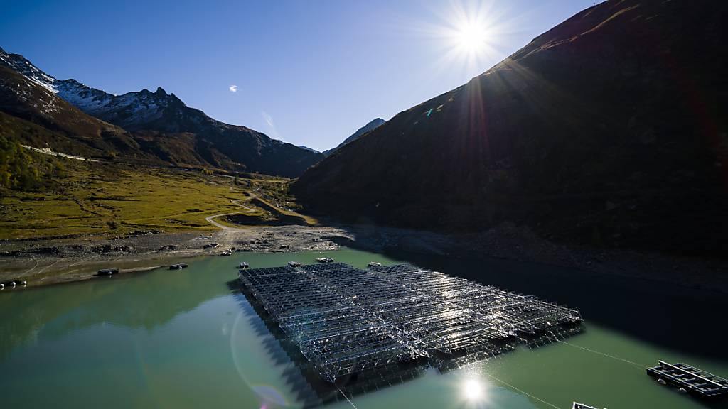 Auf dem Stausee Lac des Toules im Wallis werden 36 schwimmende Photovoltaik-Elemente zu einer Solarenergieanlage zusammengebaut. Diese Pilotanlage bedeckt eine Fläche von 2240 Quadratmetern und wird jährlich 800'000 Kilowattstunden Strom für 220 Haushalte produzieren.