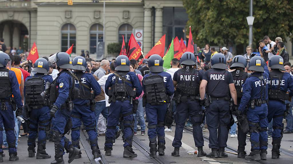 Polizisten verhindern am 12. September 2015 auf der Berner Kirchenfeldbrücke, dass Kurden und Sympathisanten zur kurdischen Gegendemonstration auf dem Helvetiaplatz gelangen.