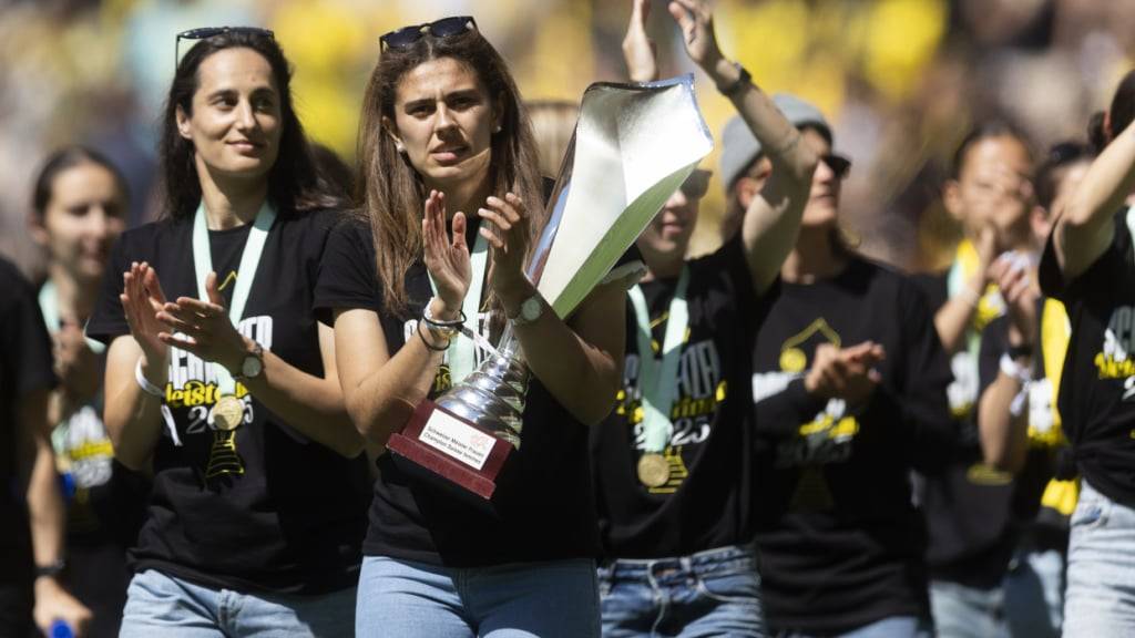 Captain Stephanie Waeber mit dem Meisterpokal, den die YB Frauen letzte Saison gewonnen haben