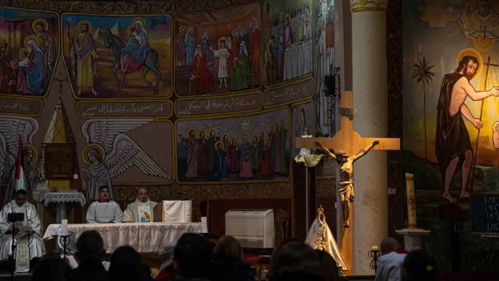 ARCHIV - Palästinensische Christen beten im Jahr 2022 am Heiligabend in der katholischen Kirche der Heiligen Familie. Foto: Fatima Shbair/AP/dpa