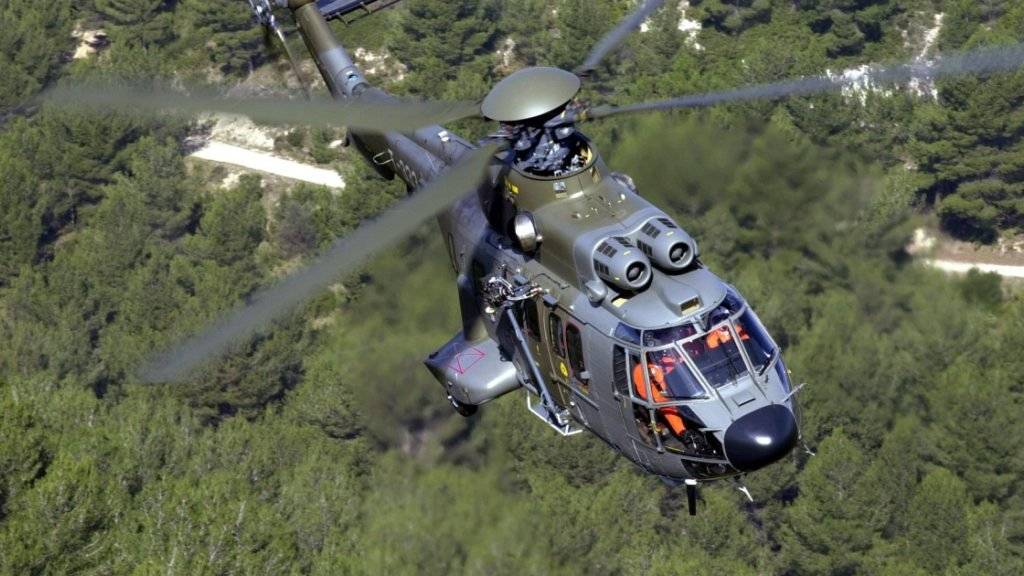 Die Luftwaffe verfügt heute unter anderem über Super-Puma-Transporthelikopter. Den Kauf grösserer Maschinen lehnt der Bundesrat ab, vor allem aus finanziellen Gründen. (Archivbild)