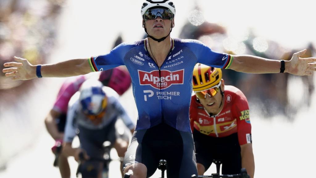 Mathieu van der Poel hat seine Fluchtkollegen und das heranstürmende Feld im Griff