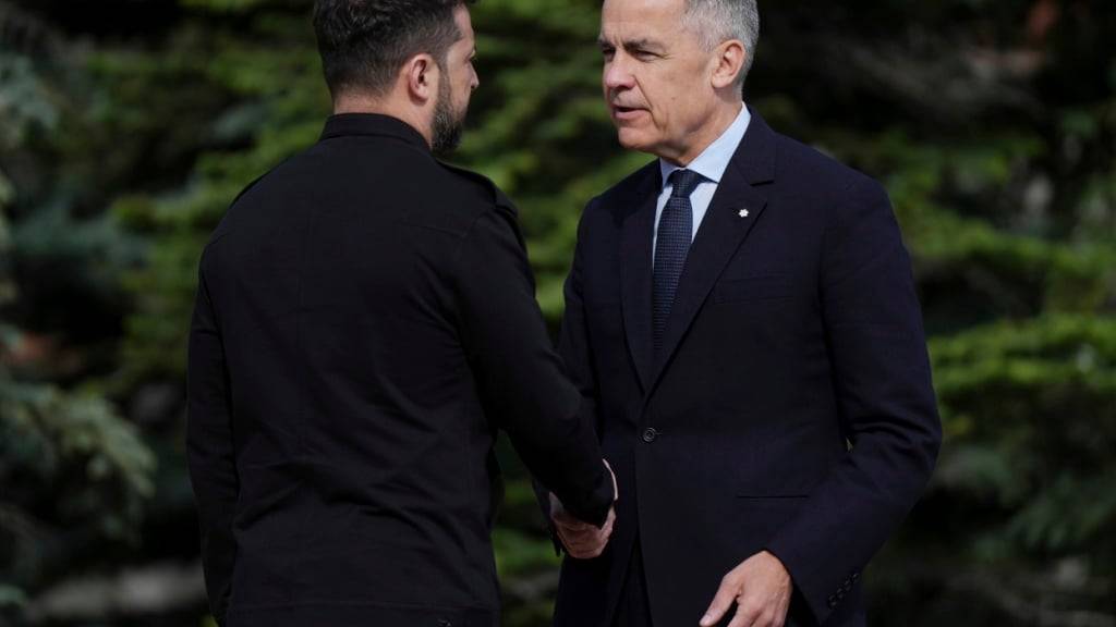 Der kanadische Premierminister Mark Carney (r) reicht Wolodymyr Selenskyj, Präsident der Ukraine, während eines Treffens beim G7-Gipfel in Kananaskis die Hand. Foto: Darryl Dyck/The Canadian Press via AP/dpa