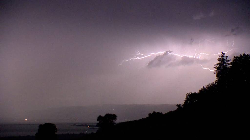 Gewitterfront mit 16'000 Blitzen über das FM1-Land gezogen