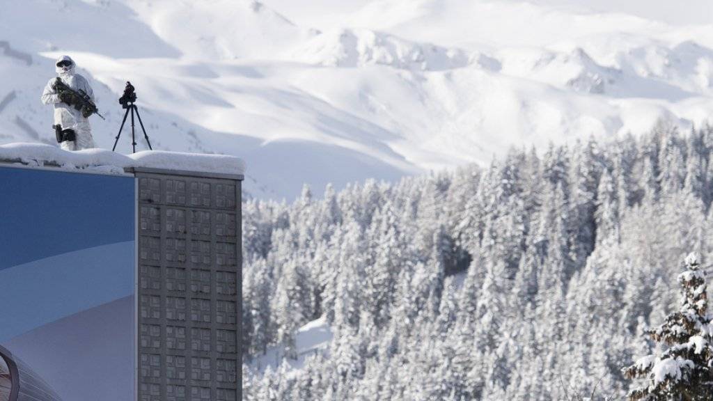 Einsatz beim Kongress Zentrum in Davos. Wie jedes Jahr gleicht Davos einer Festung: Die zwei Zufahrtswege durch das Prättigau und das Landwassertal werden kontrolliert, vier Sicherheitszonen im Ort können nur mit Bewilligung betreten werden.