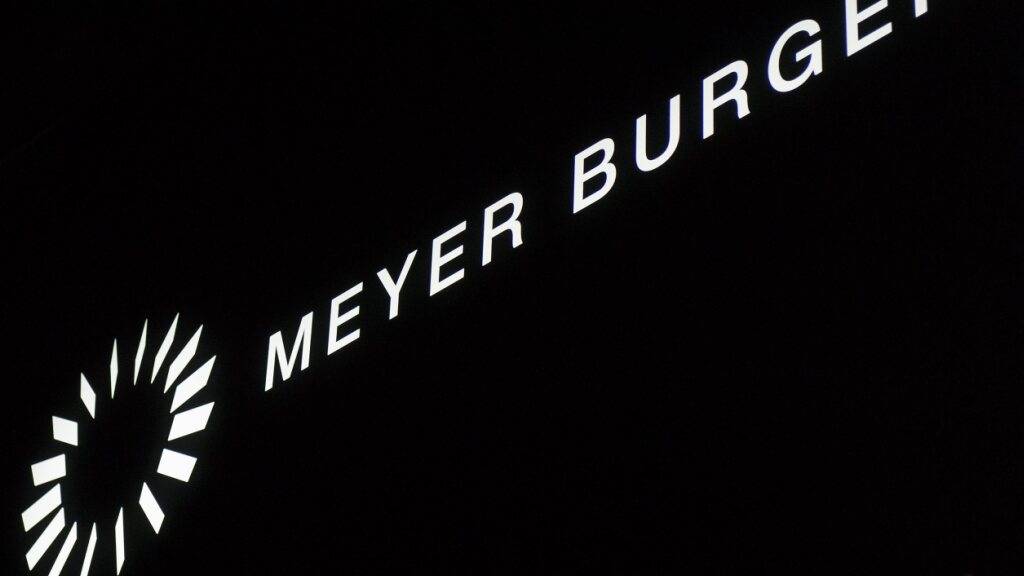 Sicht auf das Logo am Produktionsgebäude der Firma Meyer Burger in Thun-Gwatt.