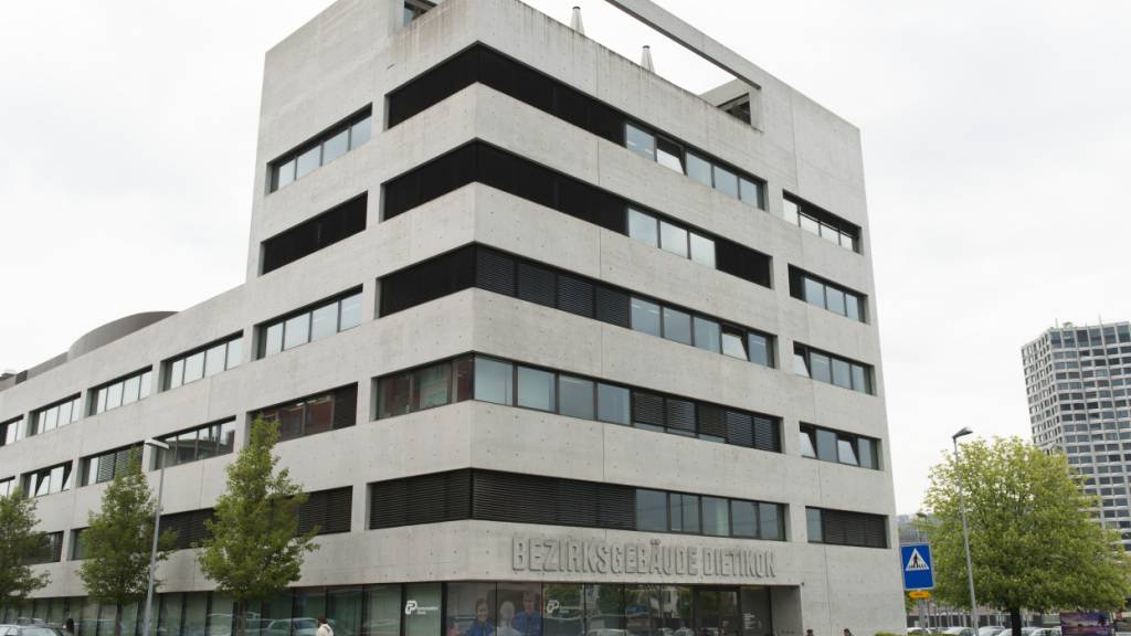 Eine Pflegehelferin aus Polen soll Senioren bestohlen haben. Sie muss sich deshalb vor dem Bezirksgericht Dietikon verantworten. (Archivbild)
